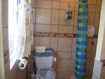 VENDO CASA AMUEBLADA Y EQUIPADA, JARDÍN, ALBERCA A UN COSTADO DEL FRACC. BURGOS