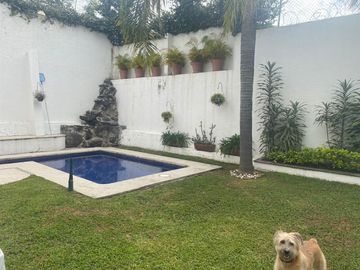 VENDO CASA AMUEBLADA Y EQUIPADA, JARDÍN, ALBERCA A UN COSTADO DEL FRACC. BURGOS