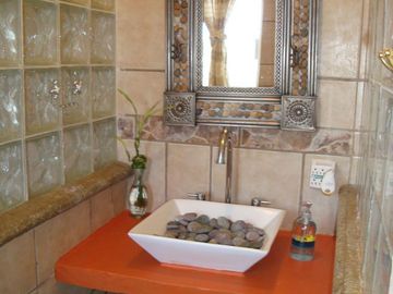 VENDO CASA AMUEBLADA Y EQUIPADA, JARDÍN, ALBERCA A UN COSTADO DEL FRACC. BURGOS
