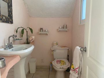VENDO CASA AMUEBLADA Y EQUIPADA, JARDÍN, ALBERCA A UN COSTADO DEL FRACC. BURGOS