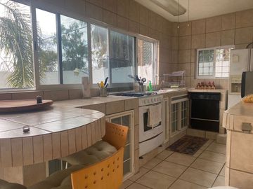 VENDO CASA AMUEBLADA Y EQUIPADA, JARDÍN, ALBERCA A UN COSTADO DEL FRACC. BURGOS