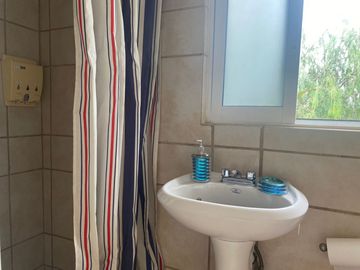 VENDO CASA AMUEBLADA Y EQUIPADA, JARDÍN, ALBERCA A UN COSTADO DEL FRACC. BURGOS