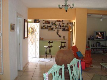 VENDO CASA AMUEBLADA Y EQUIPADA, JARDÍN, ALBERCA A UN COSTADO DEL FRACC. BURGOS