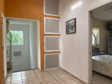 VENDO CASA AMUEBLADA Y EQUIPADA, JARDÍN, ALBERCA A UN COSTADO DEL FRACC. BURGOS