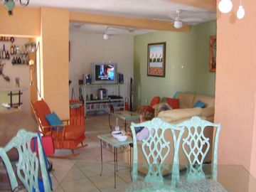 VENDO CASA AMUEBLADA Y EQUIPADA, JARDÍN, ALBERCA A UN COSTADO DEL FRACC. BURGOS