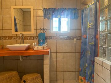 VENDO CASA AMUEBLADA Y EQUIPADA, JARDÍN, ALBERCA A UN COSTADO DEL FRACC. BURGOS