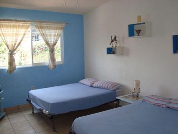 VENDO CASA AMUEBLADA Y EQUIPADA, JARDÍN, ALBERCA A UN COSTADO DEL FRACC. BURGOS
