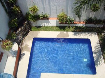 VENDO CASA AMUEBLADA Y EQUIPADA, JARDÍN, ALBERCA A UN COSTADO DEL FRACC. BURGOS
