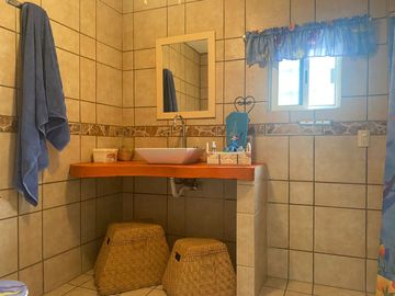 VENDO CASA AMUEBLADA Y EQUIPADA, JARDÍN, ALBERCA A UN COSTADO DEL FRACC. BURGOS