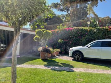 En VENTA propiedad con 2 casas de un solo nivel colonia Lomas de la Selva, Cuernavaca, Morelos.