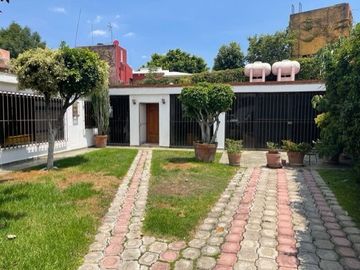 En VENTA propiedad con 2 casas de un solo nivel colonia Lomas de la Selva, Cuernavaca, Morelos.