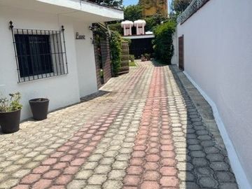 En VENTA propiedad con 2 casas de un solo nivel colonia Lomas de la Selva, Cuernavaca, Morelos.