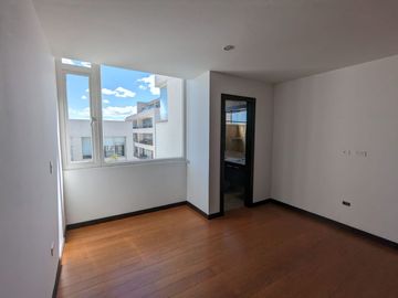 PENT-HOUSE DE VENTA EN LA MEJOR ZONA DE CUMBAYÁ - SECTOR SANTA LUCÍA ALTA