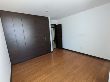 PENT-HOUSE DE VENTA EN LA MEJOR ZONA DE CUMBAYÁ - SECTOR SANTA LUCÍA ALTA