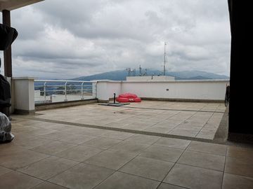 PENT-HOUSE DE VENTA EN LA MEJOR ZONA DE CUMBAYÁ - SECTOR SANTA LUCÍA ALTA