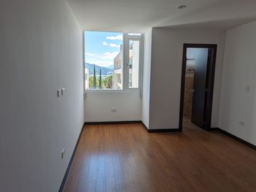 PENT-HOUSE DE VENTA EN LA MEJOR ZONA DE CUMBAYÁ - SECTOR SANTA LUCÍA ALTA