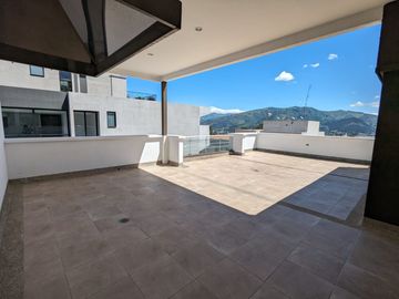 PENT-HOUSE DE VENTA EN LA MEJOR ZONA DE CUMBAYÁ - SECTOR SANTA LUCÍA ALTA