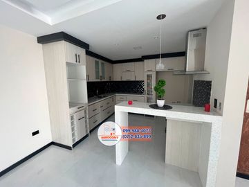 Hermosa casa VIP con área verde de venta, Sector cuatro esquinas de Ricaurte C1110
