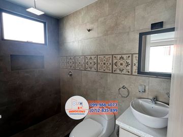 Hermosa casa VIP con área verde de venta, Sector cuatro esquinas de Ricaurte C1110