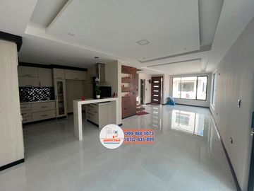 Hermosa casa VIP con área verde de venta, Sector cuatro esquinas de Ricaurte C1110