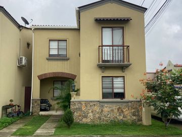 Se vende amplia propiedad esquinera La Rioja Asturias sector La Aurora