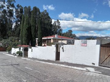 Casa de venta en Sangolqui, casa independiente ubicada en zona segura