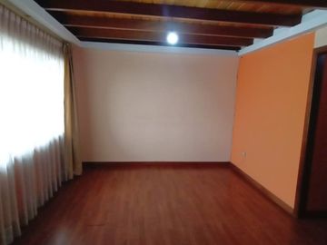 Vendo amplia casa 4 dormitorios, sector terminal terrestre Carcelén.