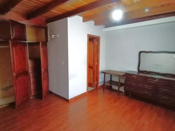 Vendo amplia casa 4 dormitorios, sector terminal terrestre Carcelén.