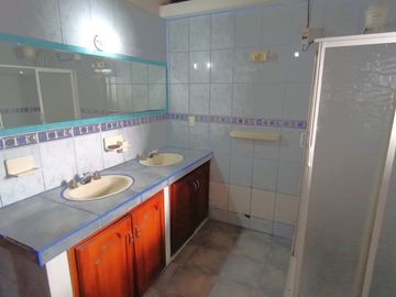 Vendo amplia casa 4 dormitorios, sector terminal terrestre Carcelén.