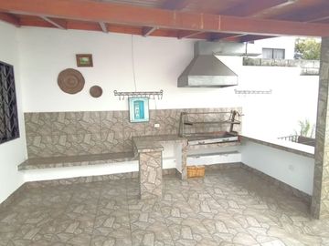 Vendo amplia casa 4 dormitorios, sector terminal terrestre Carcelén.