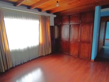 Vendo amplia casa 4 dormitorios, sector terminal terrestre Carcelén.