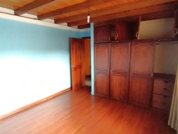 Vendo amplia casa 4 dormitorios, sector terminal terrestre Carcelén.