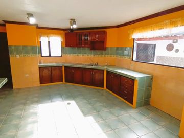Vendo amplia casa 4 dormitorios, sector terminal terrestre Carcelén.