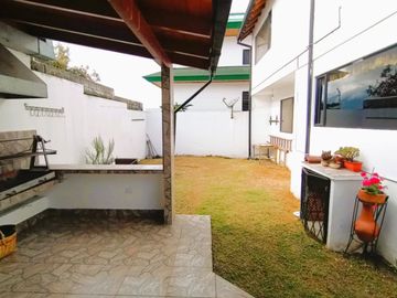 Vendo amplia casa 4 dormitorios, sector terminal terrestre Carcelén.