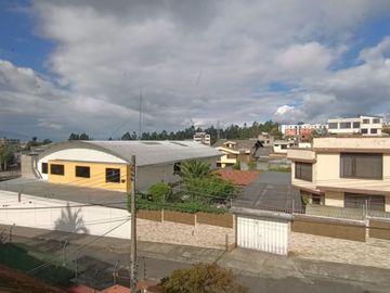 Vendo amplia casa 4 dormitorios, sector terminal terrestre Carcelén.