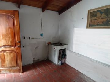 Vendo amplia casa 4 dormitorios, sector terminal terrestre Carcelén.