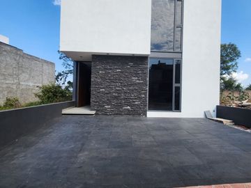 Venta excelente casa en altozano con terminados residénciales