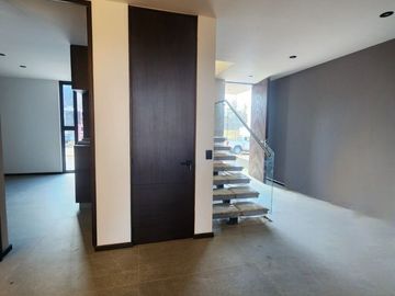 Venta excelente casa en altozano con terminados residénciales