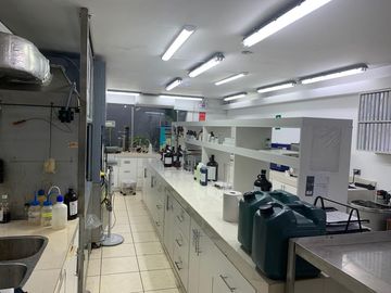 Casa Comercial en Venta de 4 Pisos con 643 m² en La Perla