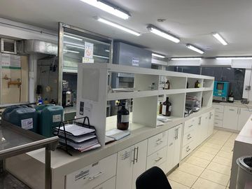 Casa Comercial en Venta de 4 Pisos con 643 m² en La Perla