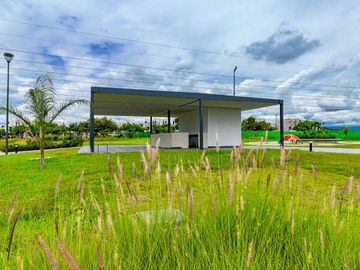 casa en venta en xochitepec con amberca y canchas de tenis padel, fut 7