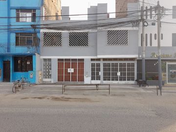 SE VENDE CASA FRENTE A PARQUE