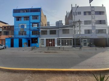 SE VENDE CASA FRENTE A PARQUE