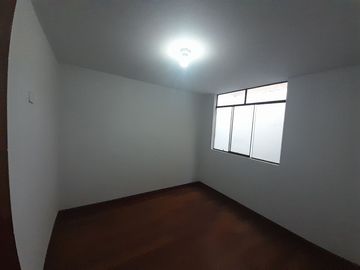 SE VENDE CASA FRENTE A PARQUE