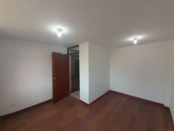 SE VENDE CASA FRENTE A PARQUE