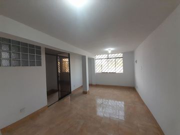 SE VENDE CASA FRENTE A PARQUE
