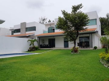 Casa sola en condominio con alberca en Xochitepec Morelos
