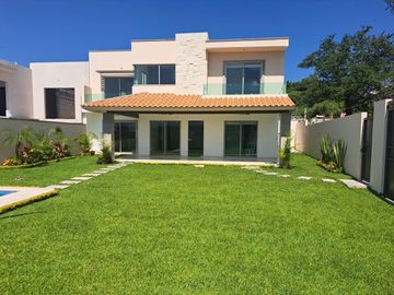 Casa sola en condominio con alberca en Xochitepec Morelos