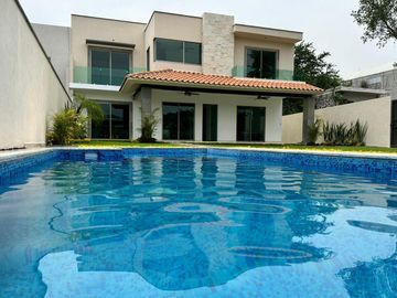 Casa sola en condominio con alberca en Xochitepec Morelos