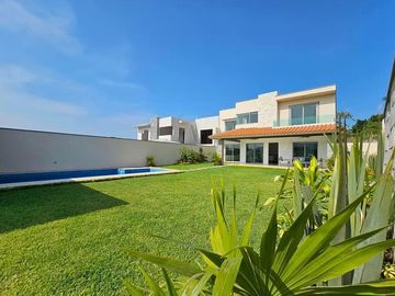 Casa sola en condominio con alberca en Xochitepec Morelos